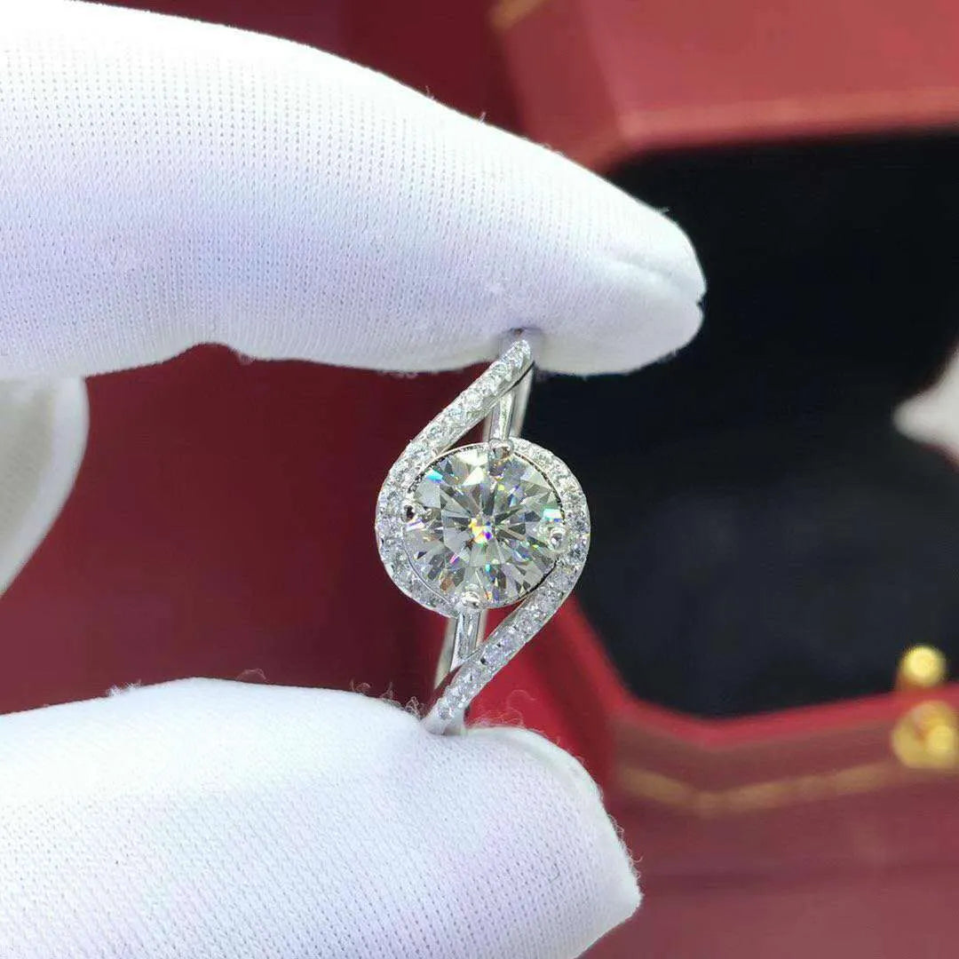 Silver adjustable women's ring with 2 karat synthetic moissanite angel eyes design and geometric texture detail