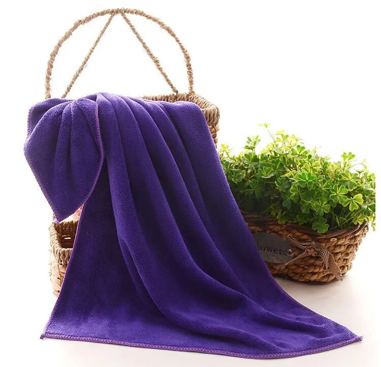 Microfiber pet towel in blue, super absorbent, available in 40x60cm and 60x160cm sizes for drying dogs and cats.
