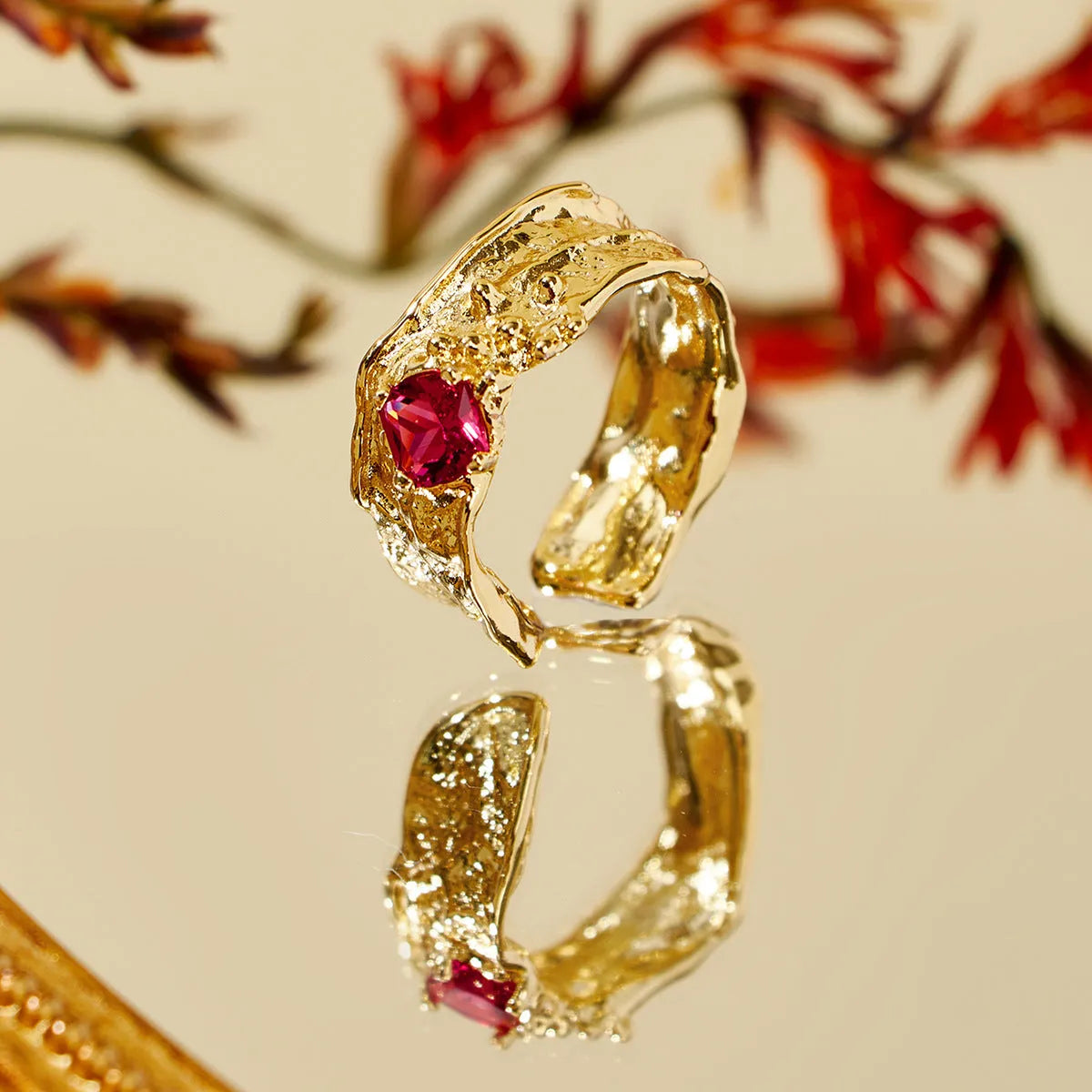 Irregular zircon ring with geometric copper base, adjustable open mouth, white golden-becarite colour
