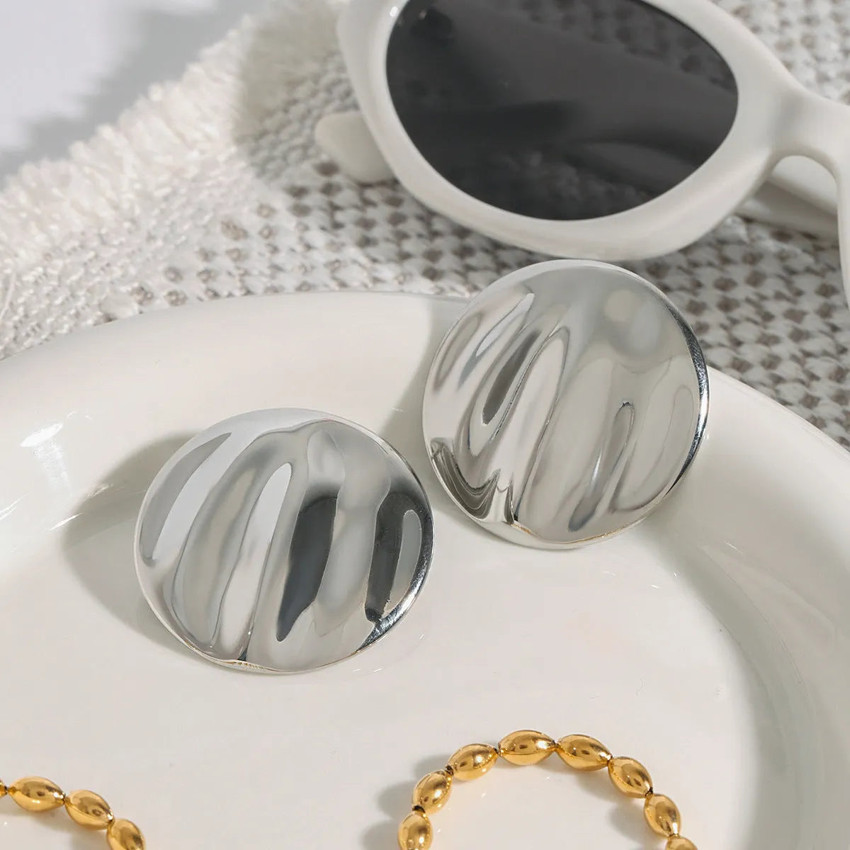 Pair of stainless steel round wave stud earrings with electroplated finish, colour JDE0112044, for women