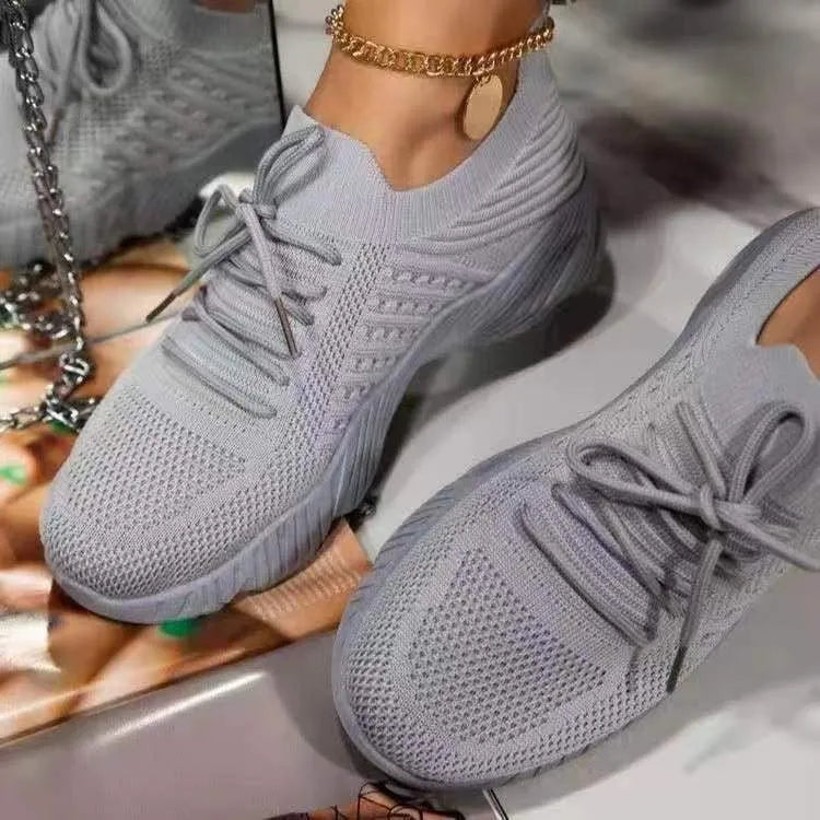 Women's solid colour platform lace-up flying knitted sneakers in white with round toe and wedge heel