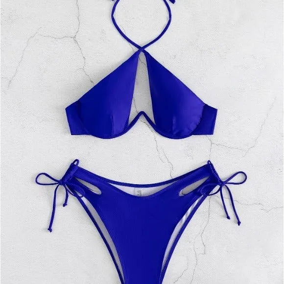 Women's halter neck bikini swimsuit in solid colour with briefs style