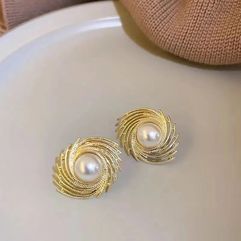 Pearl-coloured vintage flower earrings with irregular design elements on alloy electroplated construction