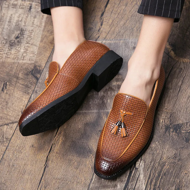 Men's pointed black slip-on shoes with tassel decoration and artificial PU uppers