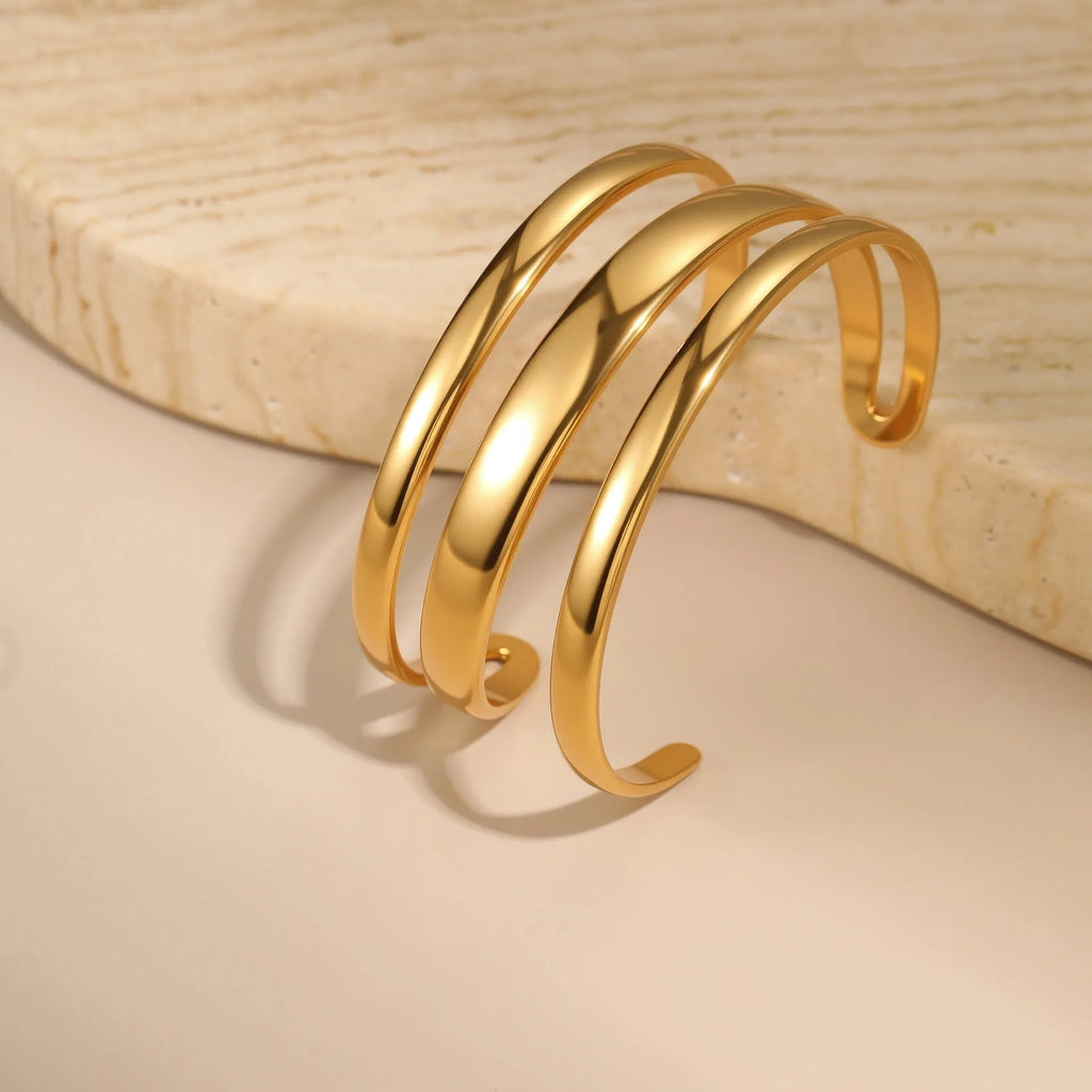 Stainless steel women's bracelet with a simple opening clasp in gold or steel colour.
