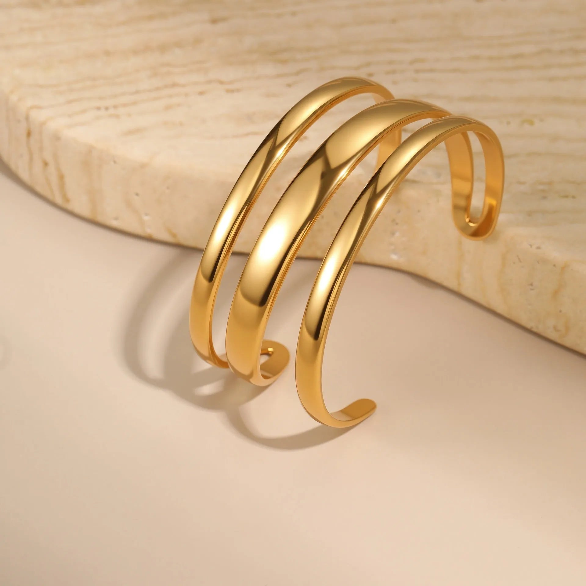 Stainless steel women's bracelet with a simple opening clasp in gold or steel colour.