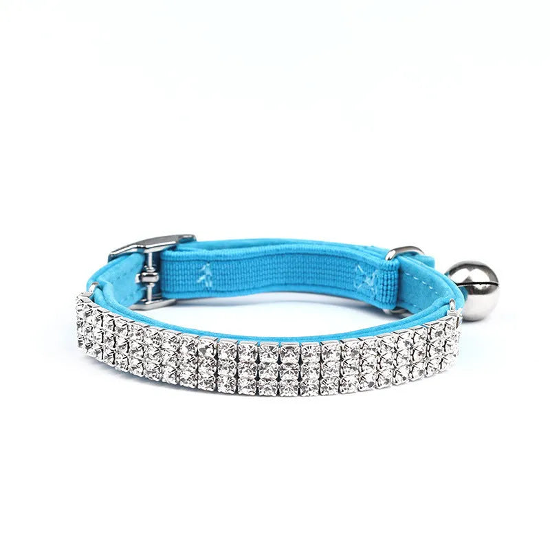 A velvet cat collar with rhinestones, shown in an adjustable length from 20 to 30 cm.