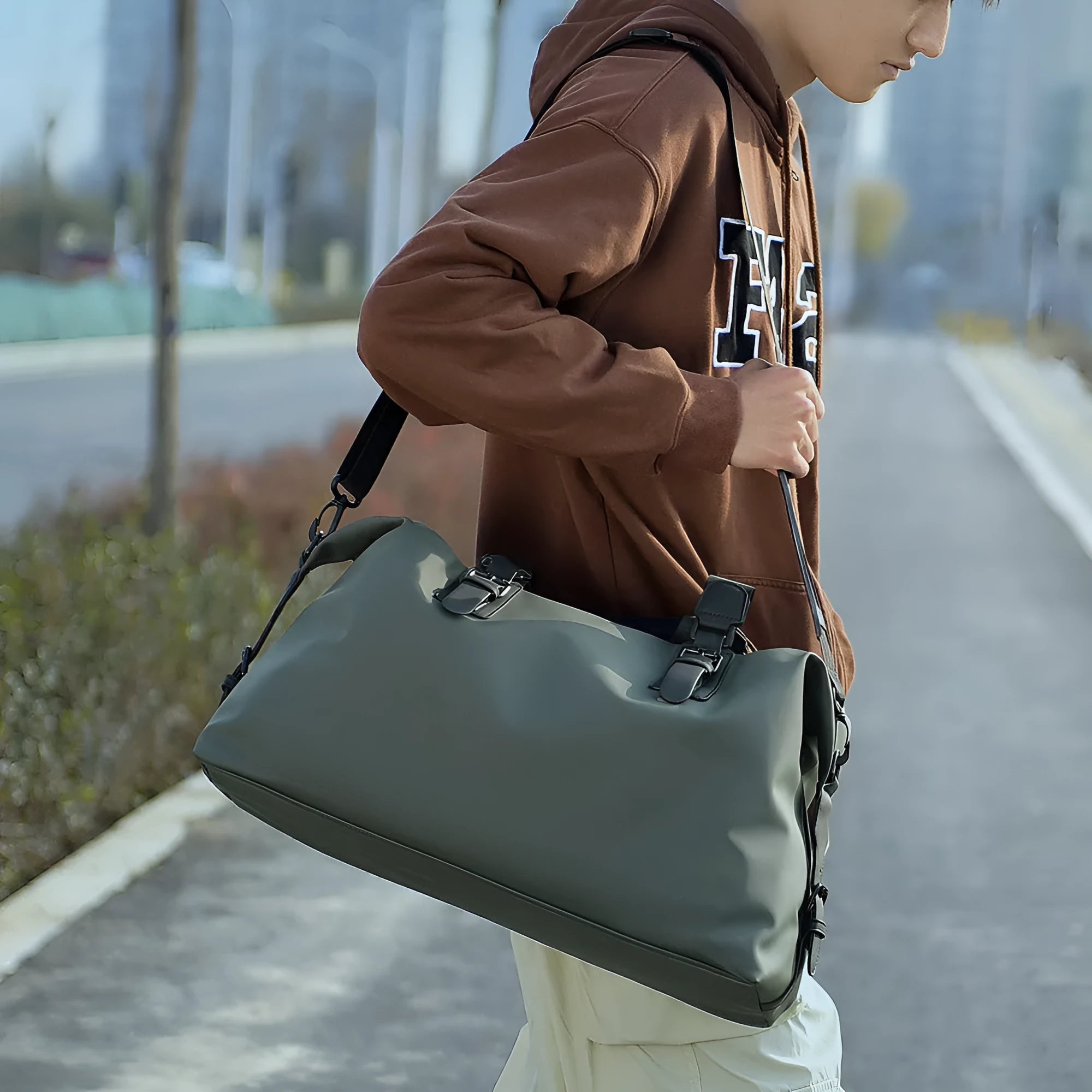 Leisure travel bag in solid colour with polyester lining and sewing line detail