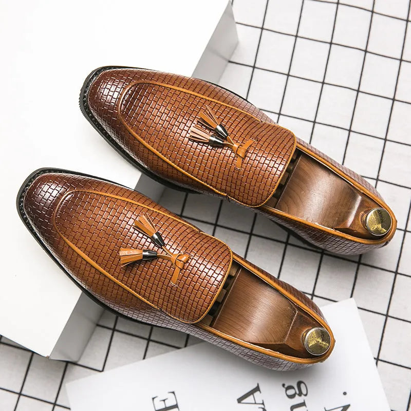 Men's pointed black slip-on shoes with tassel decoration and artificial PU uppers