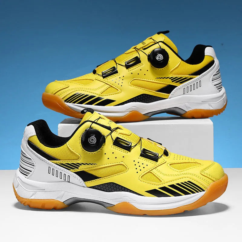 Casual unisex sneaker in microfiber and fabric with round toe and flat heel.