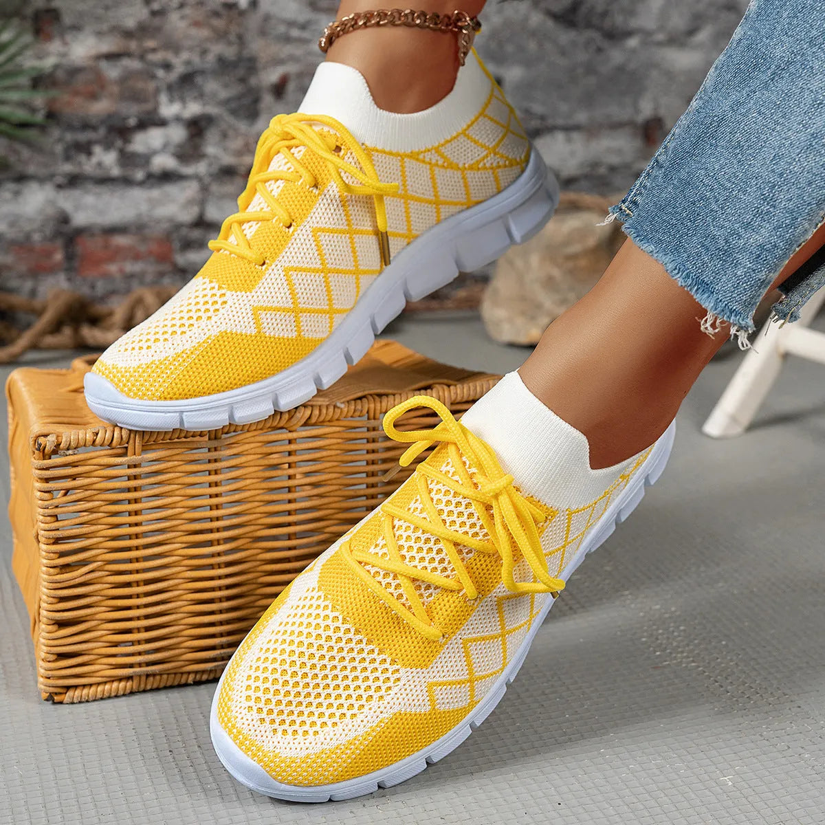 Colourblock plaid flyknit sneakers with mesh upper, lace-up closure, round toe, flat heel, women's casual walking shoes