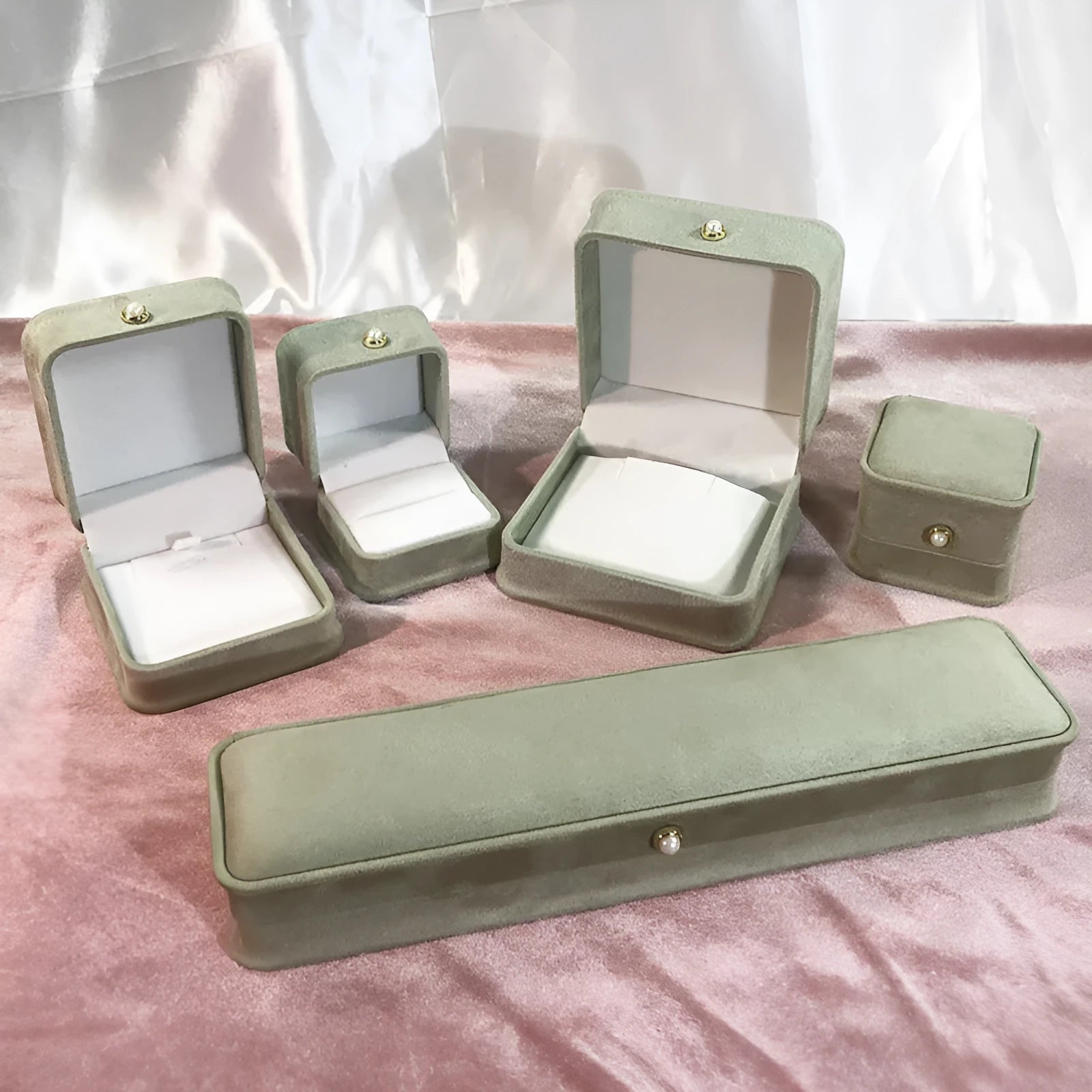 Fashion flannel waist-tight jewellery box with pearl buckle in light green for ring storage