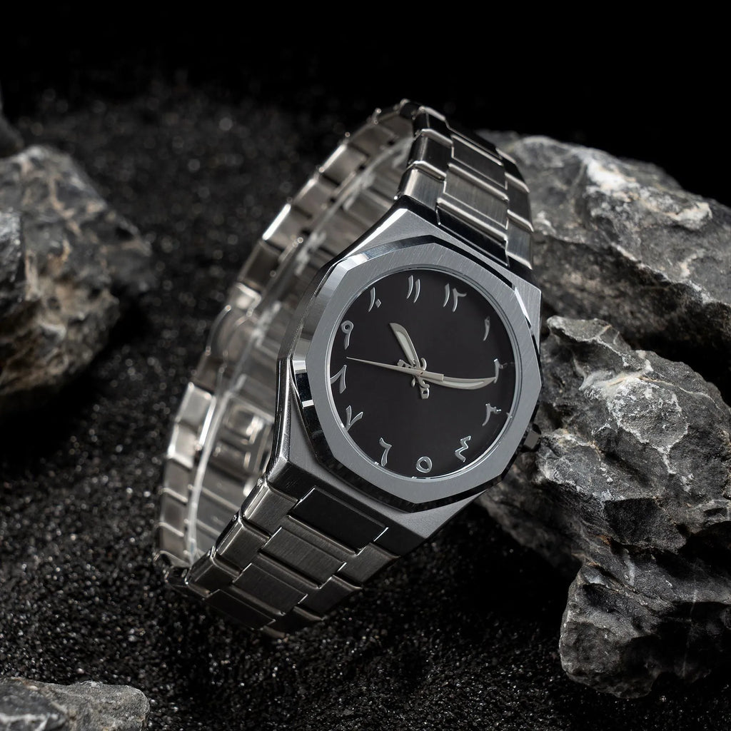 Men's business casual watch with stainless steel bracelet and black dial