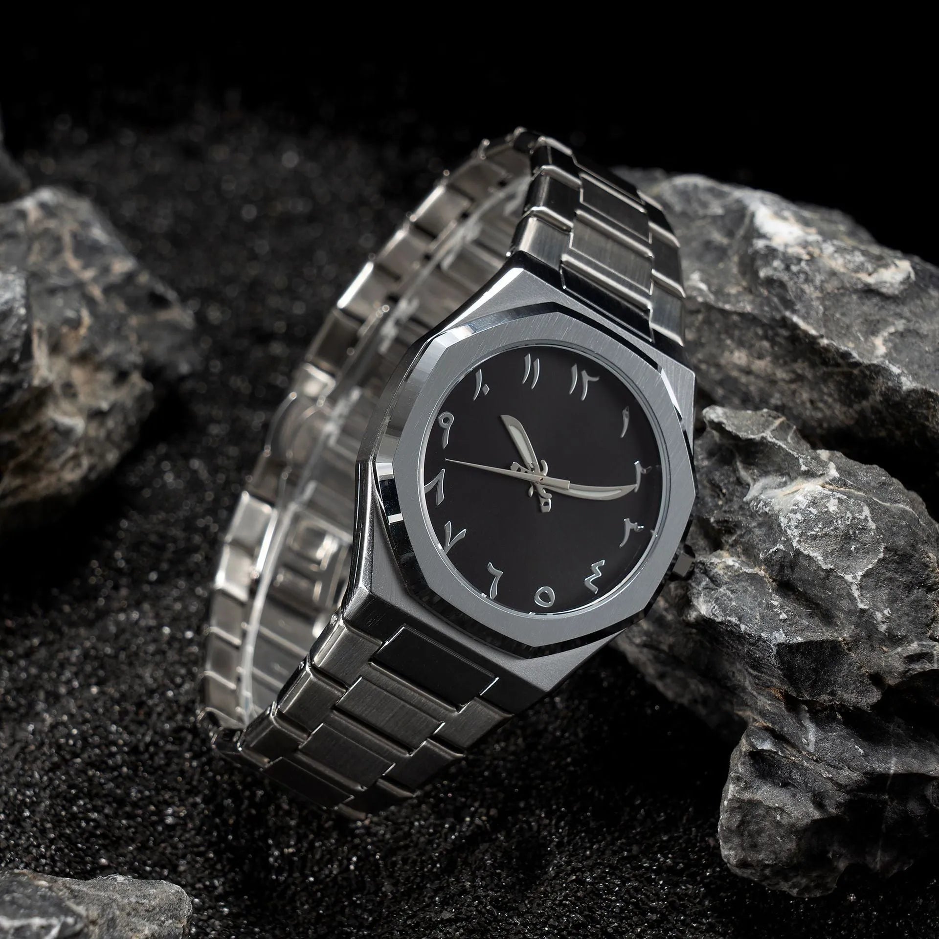 Men's business casual watch with stainless steel bracelet and black dial