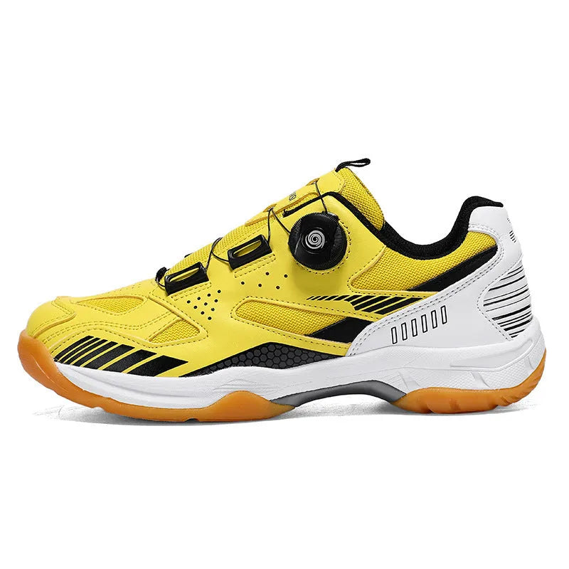 Casual unisex sneaker in microfiber and fabric with round toe and flat heel.