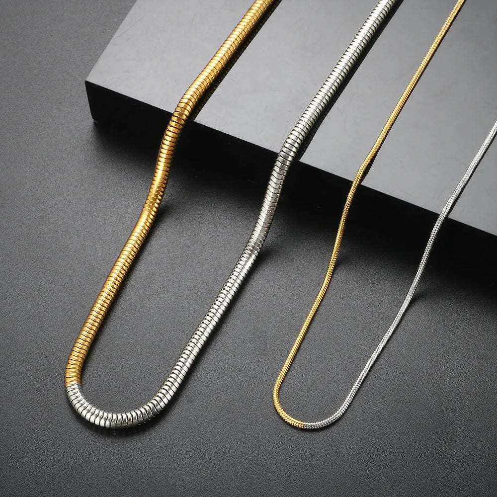 Gold-coloured 3mm wide snake bone chain necklace with geometric line design