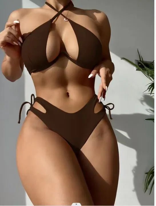 Women's halter neck bikini swimsuit in solid colour with briefs style