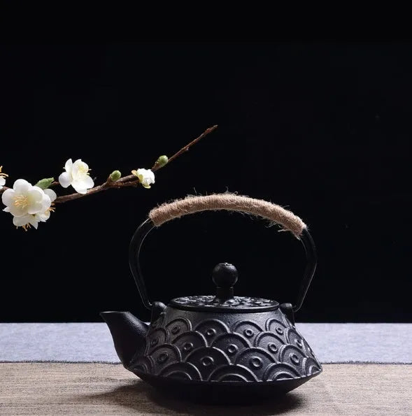 Japanese style cast iron teapot with 0.9L capacity in decorative finish
