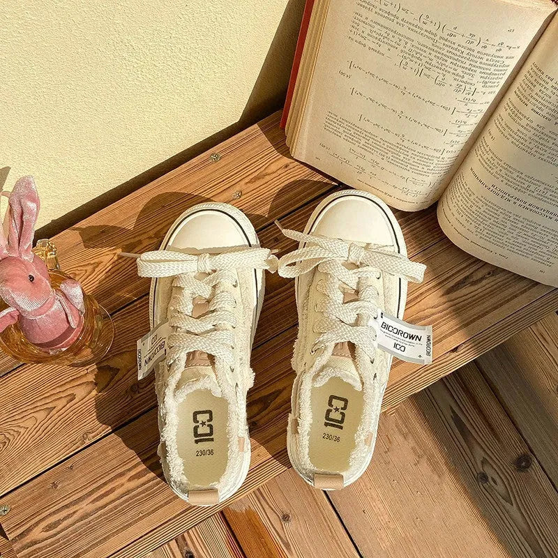 Women's low-top canvas shoes in beige, with rubber sole and flat heel