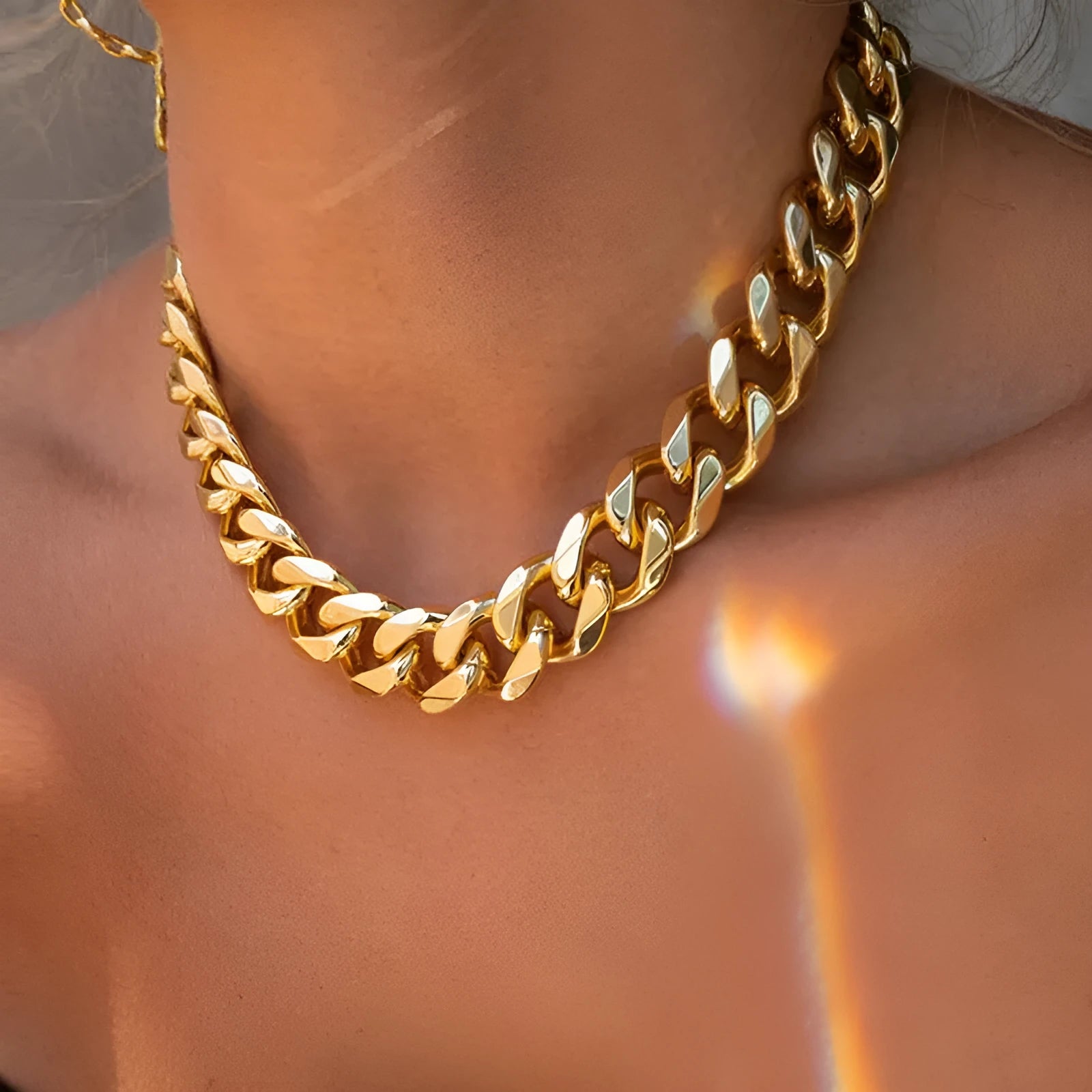 Women's gold colour thick chain necklace with 32cm length and simple solid colour design