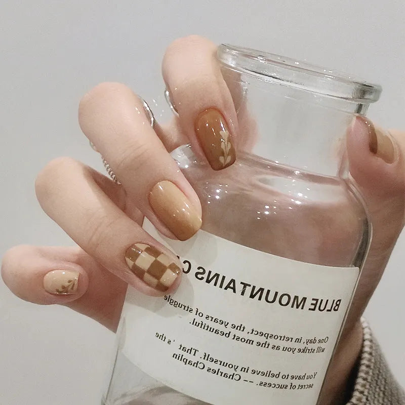Kurixiang C-175 Chestnut Spice Latte almond-shaped false nails with checkerboard pattern and glue