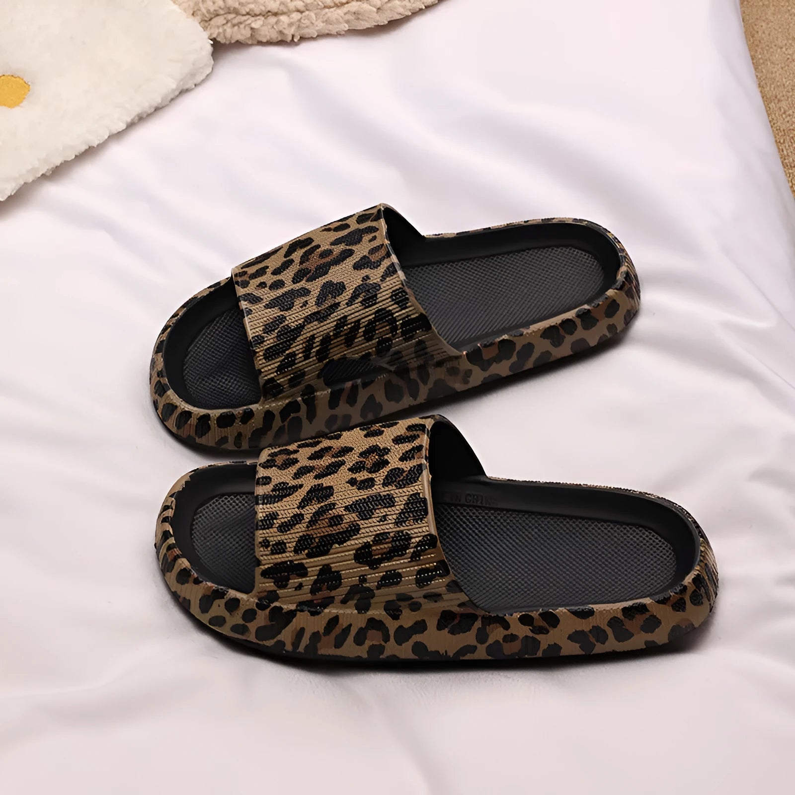 Women's leopard print slippers with thick EVA sole in Korean style fashion for indoor outdoor summer wear