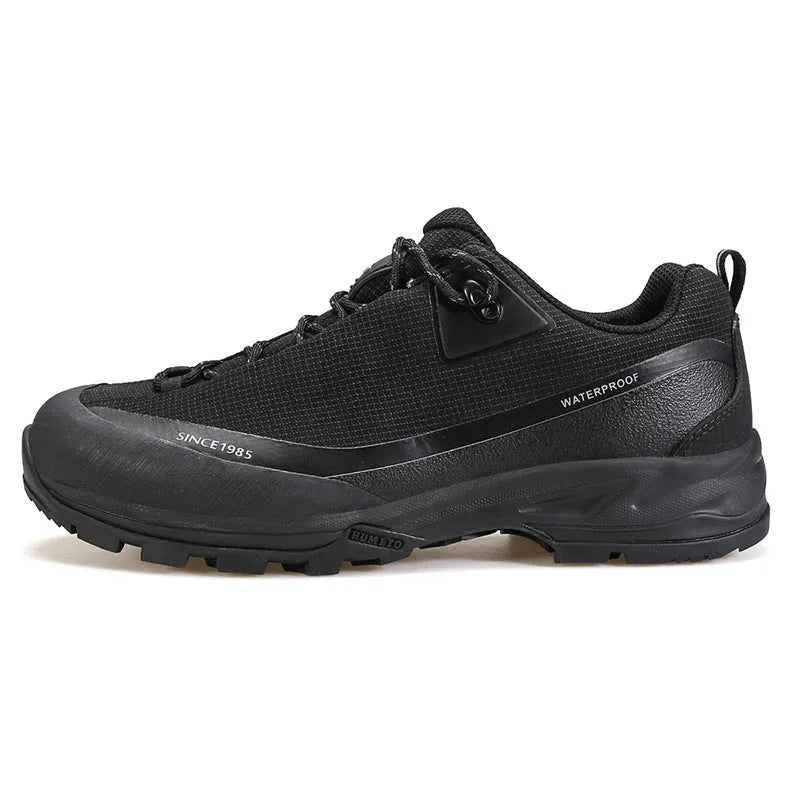 Men's low-top mountain climbing shoes with lace-up front and non-slip rubber outsole