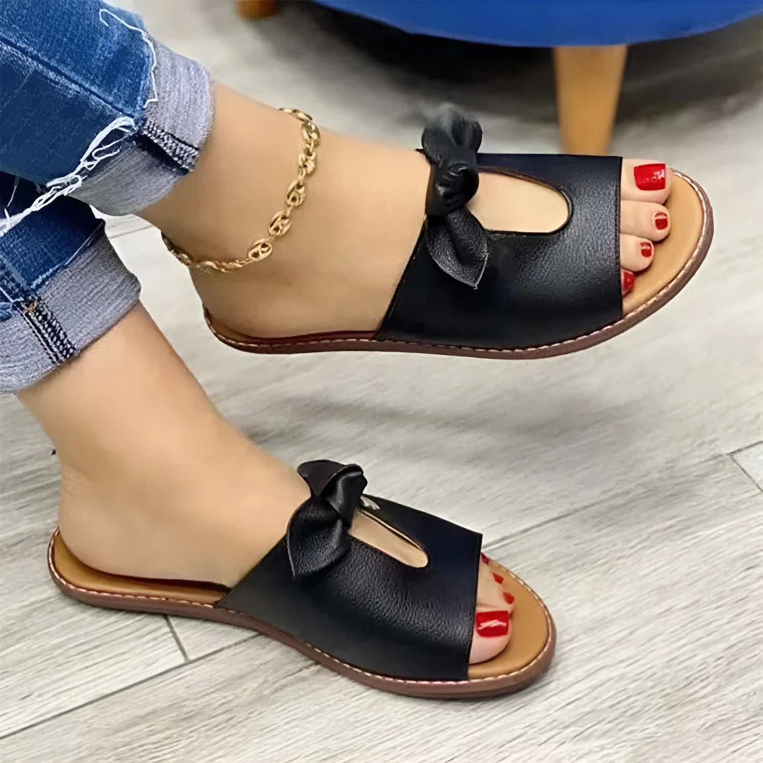 Women's sandals with bow decoration and fish mouth slipper design in black, pink or gold colours