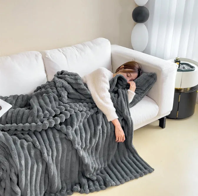 Solid colour bubble velvet faux rabbit fur blanket with double-sided thickening on a couch