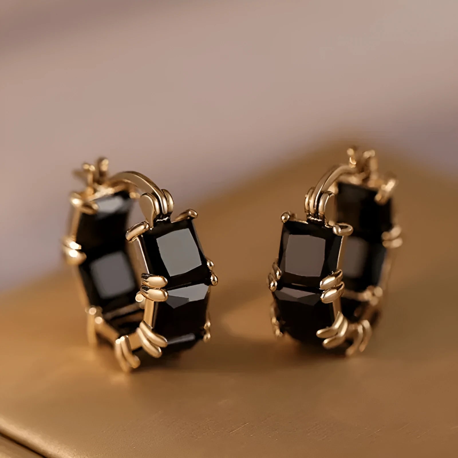 Geometric U-shaped women's earrings with zirconium stones and gold-plated copper construction