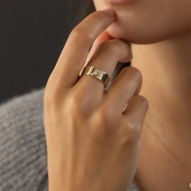 Gold coloured women's ring with a shining zircon stone on a copper band.