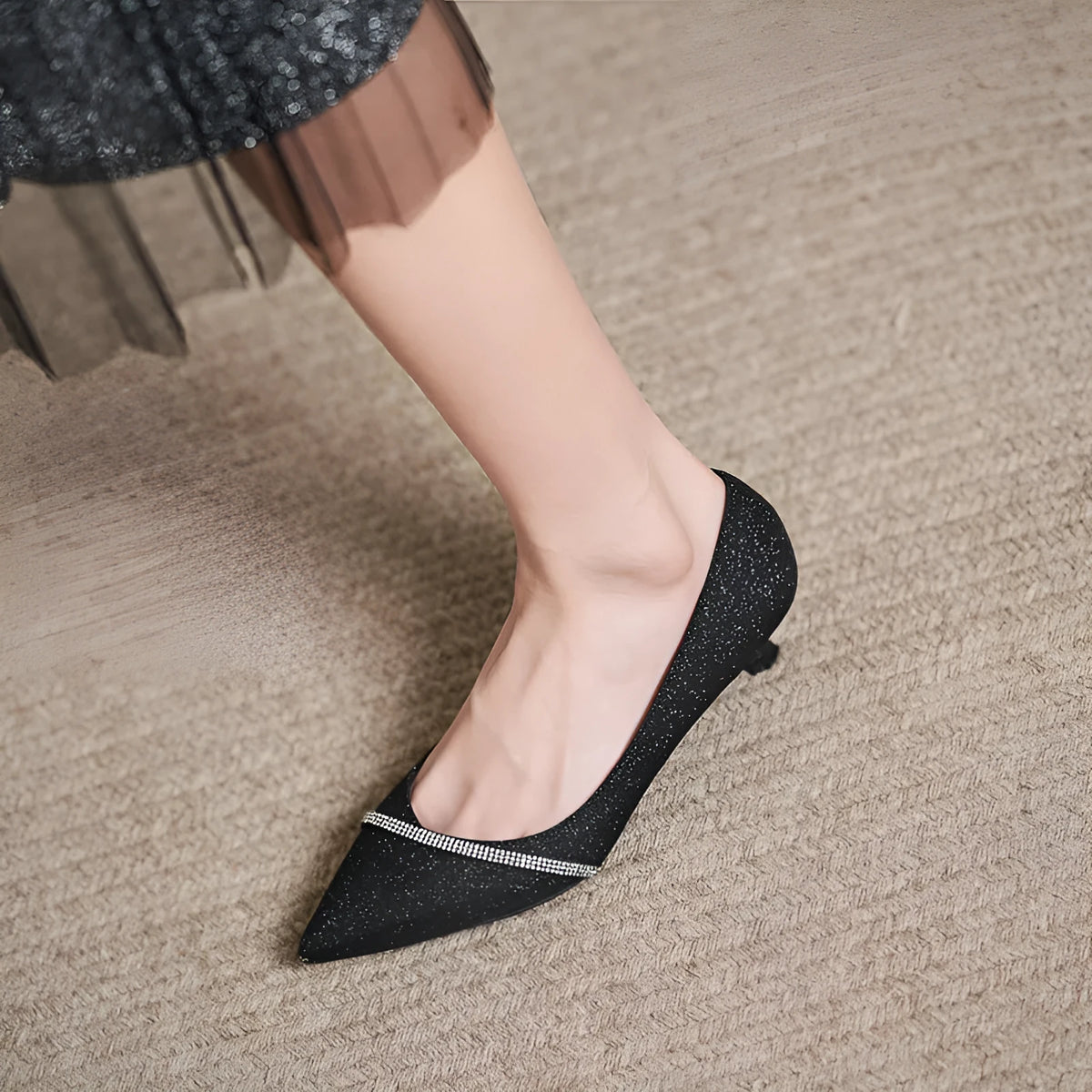 Black sequined French style high heels with 7cm thin heel, beef tendon sole, pigskin lining, low upper, sizes 31 to 43.