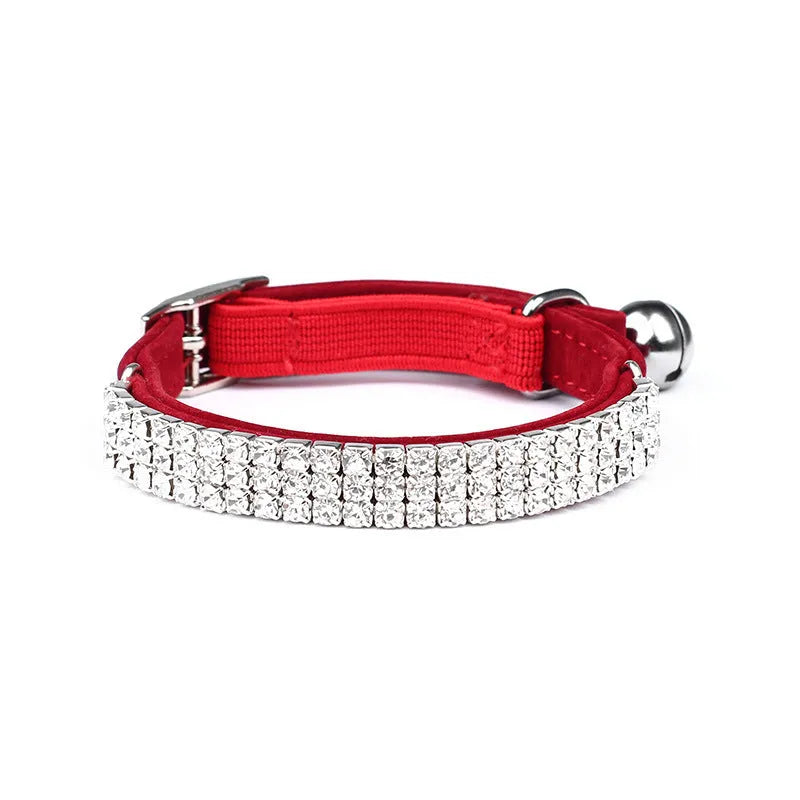 A velvet cat collar with rhinestones, shown in an adjustable length from 20 to 30 cm.