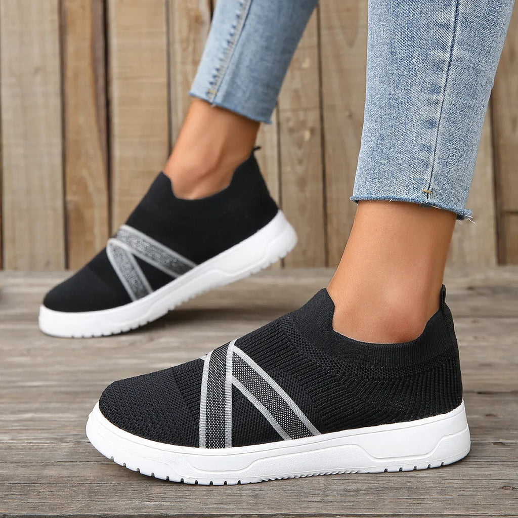 Black women's low-top casual shoes with Flyknit mesh fabric and a flat rubber sole.