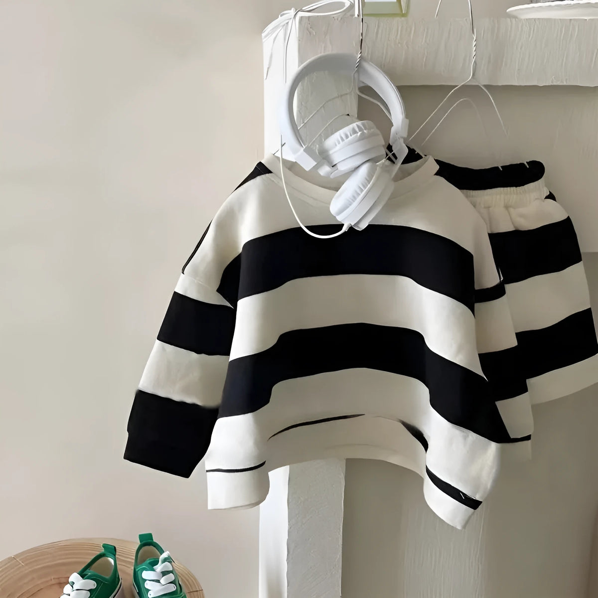 Boys' girls' spring striped fleece and shorts two-piece set in polyester, black and green options, sizes 90-130 yards