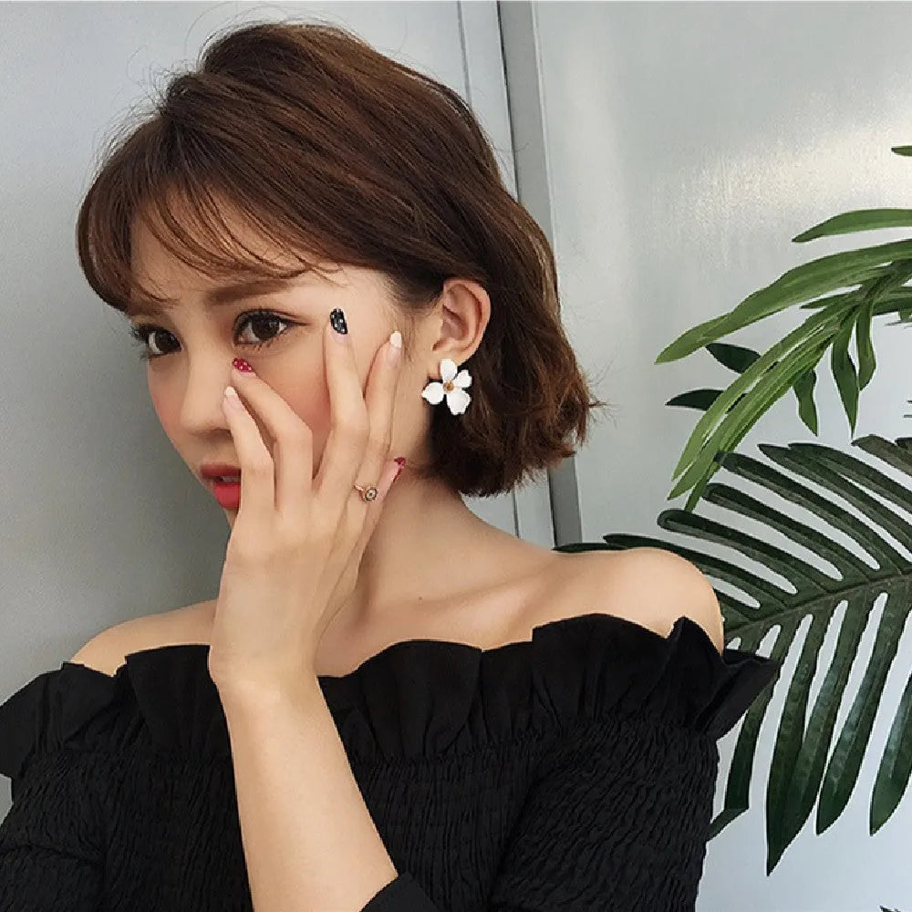 Flower-shaped stud earrings for women in alloy with white or pink electroplated finish