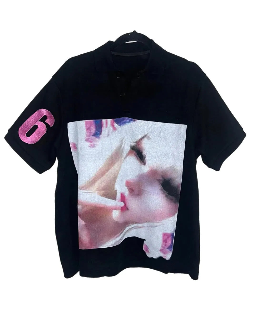 Short-sleeved printed polo t-shirt in a straight cut, made from polyester fabric.