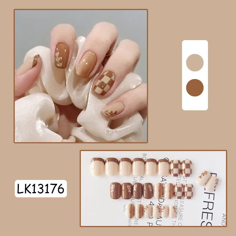 Kurixiang C-175 Chestnut Spice Latte almond-shaped false nails with checkerboard pattern and glue
