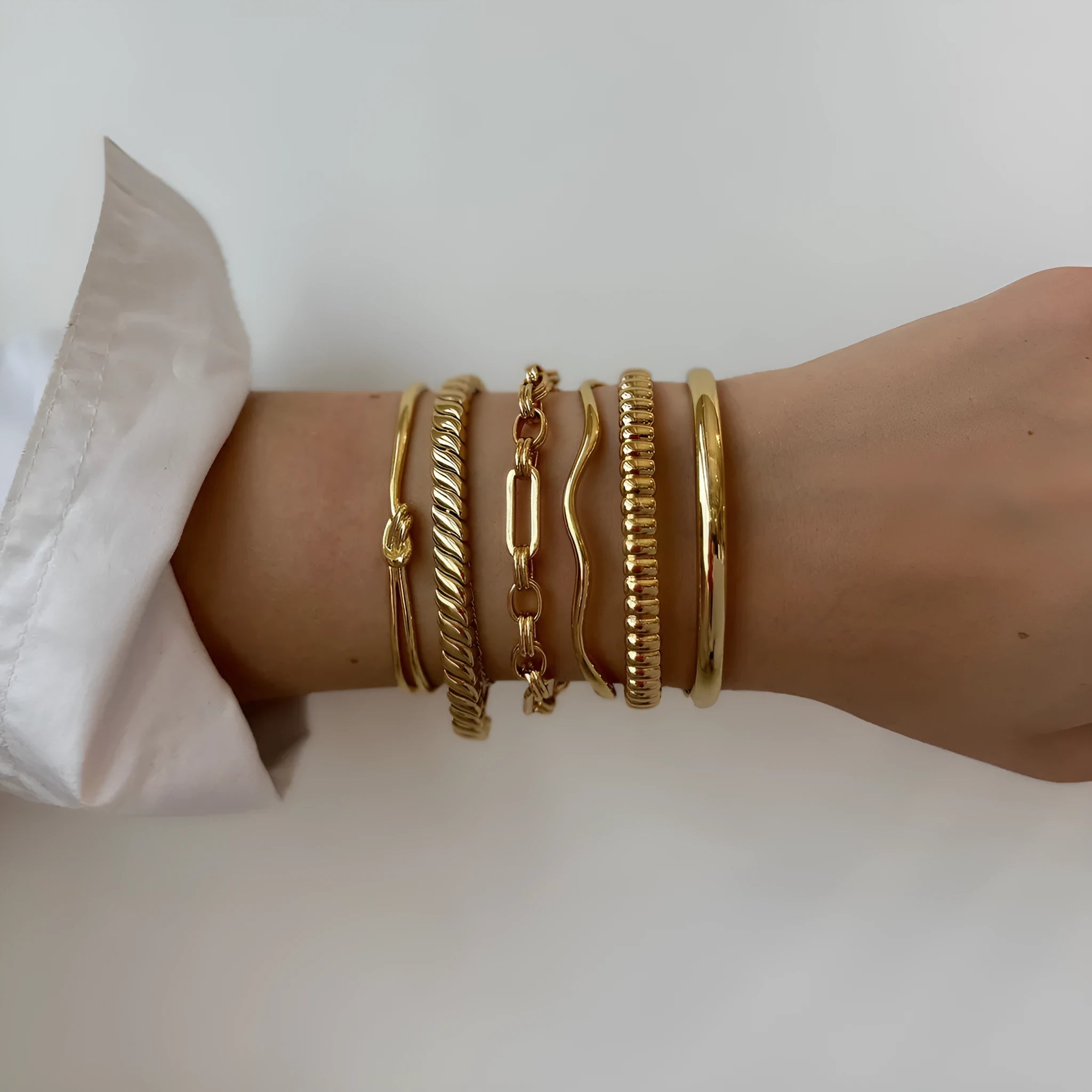 Stainless steel women's bracelet with electroplated finish in European and American style