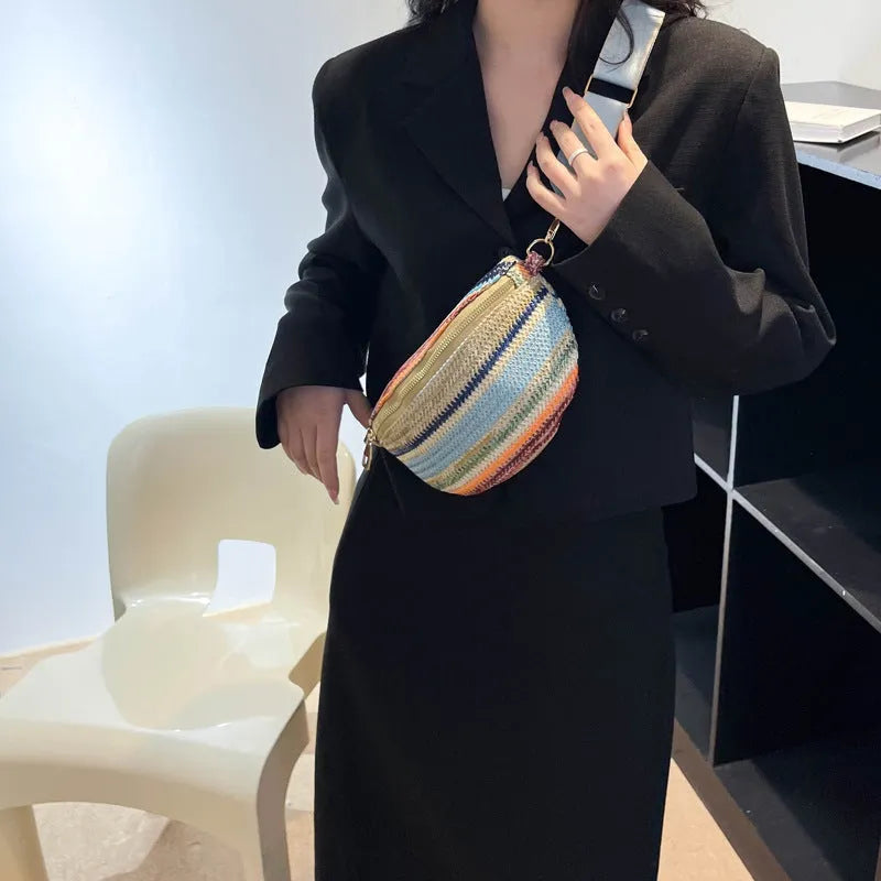 Women's straw beach shoulder bag with shell shape and single strap in blue colour