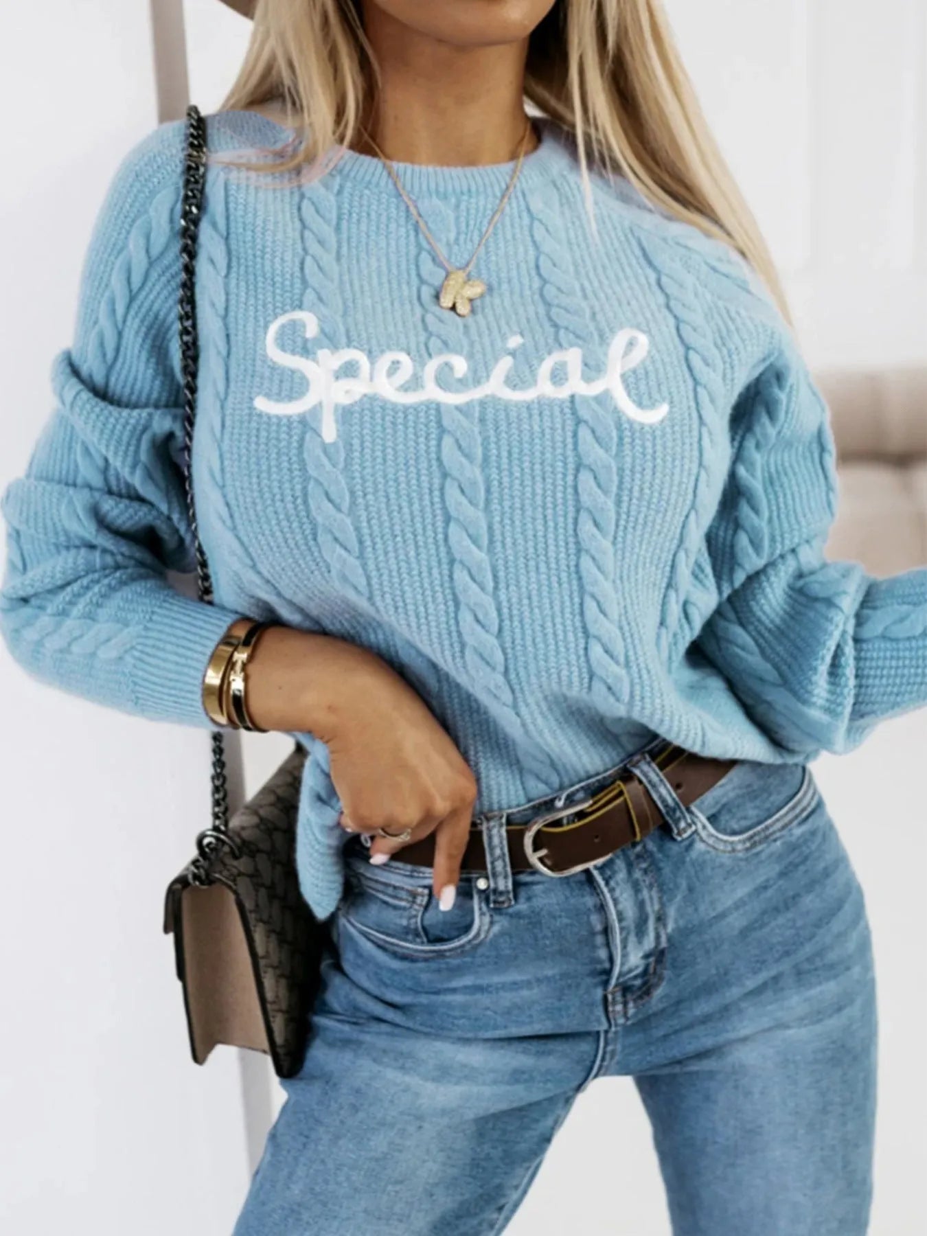 Blue leisure pullover with embroidered letters and numbers, crew neck street fashion knitwear