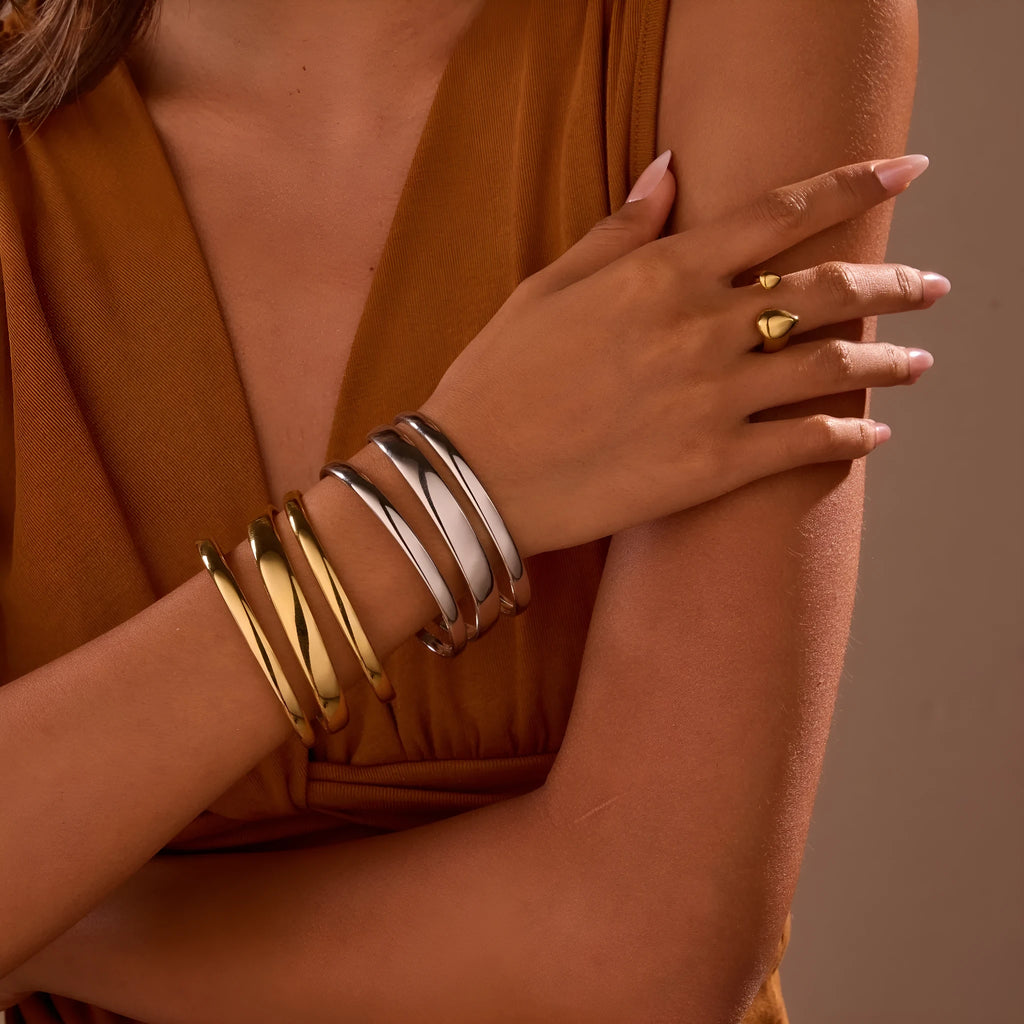 Stainless steel women's bracelet with a simple opening clasp in gold or steel colour.