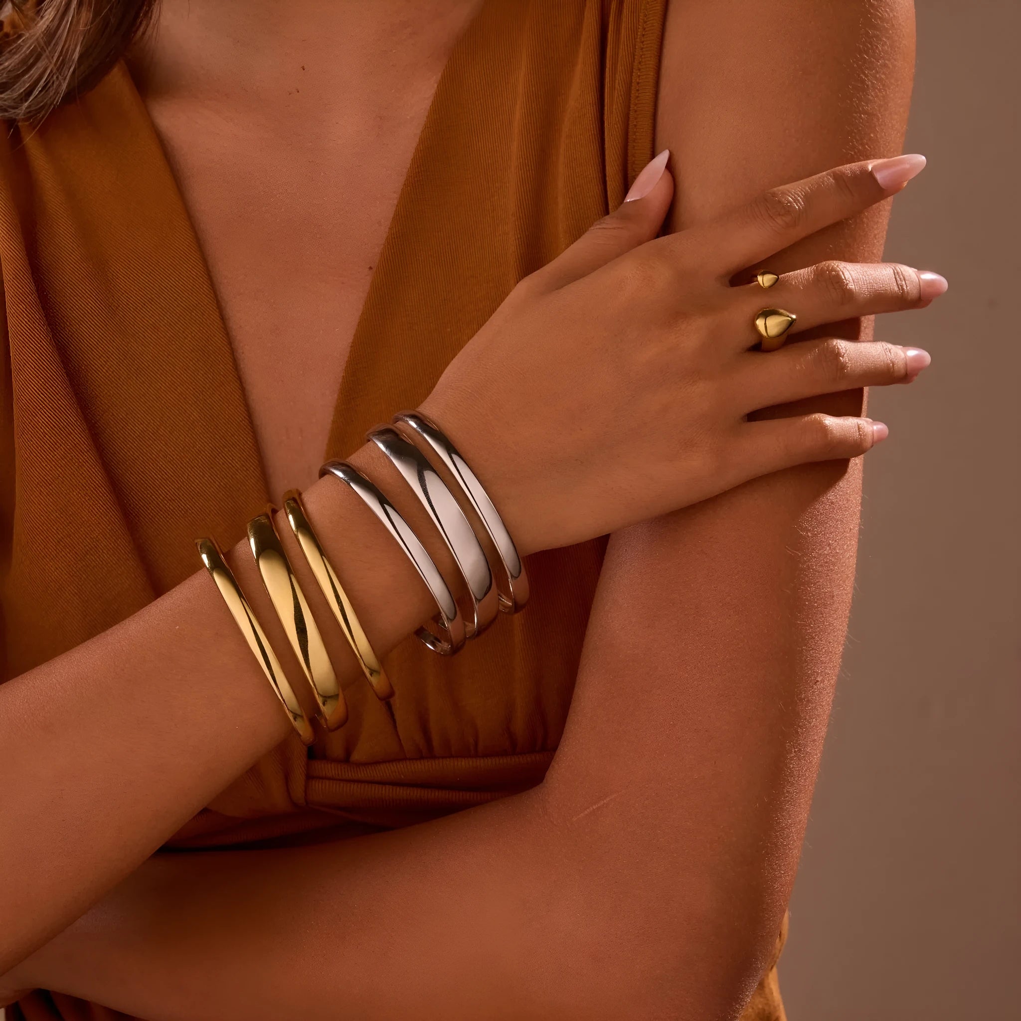 Stainless steel women's bracelet with a simple opening clasp in gold or steel colour.