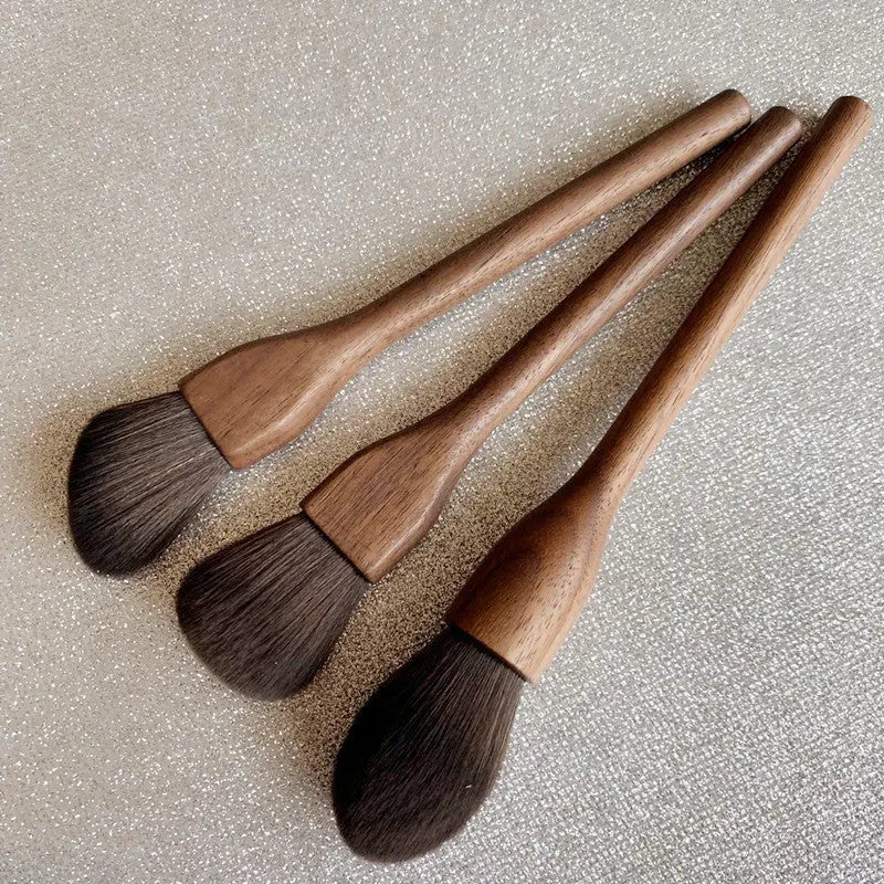 Handmade makeup brush with walnut handle and soft man-made fibre hair, 17.8 cm to 19.8 cm, for blush highlight and contour powder