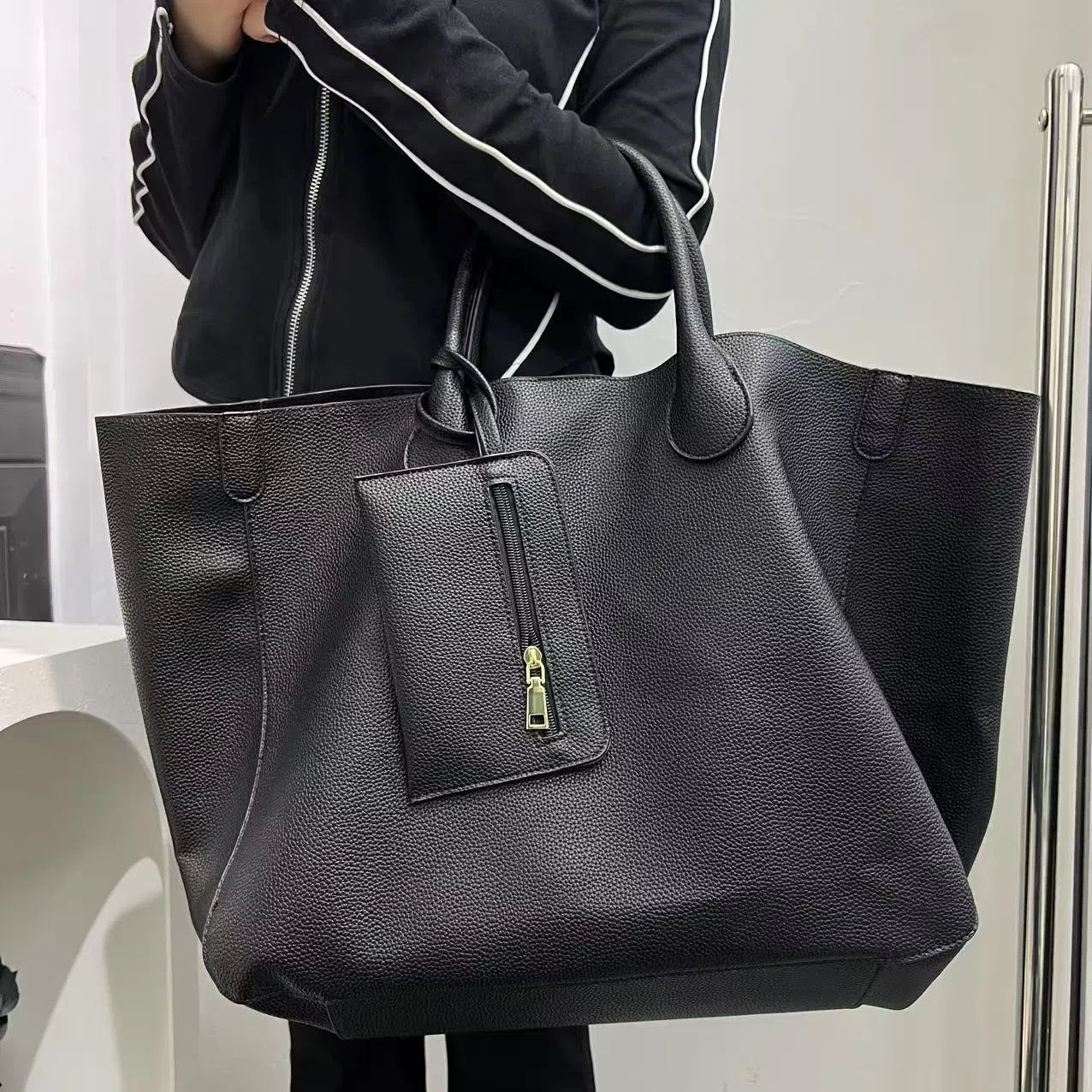 Ladies soft PU leather tote bag 60x32x22cm in urban minimalist style with pendant