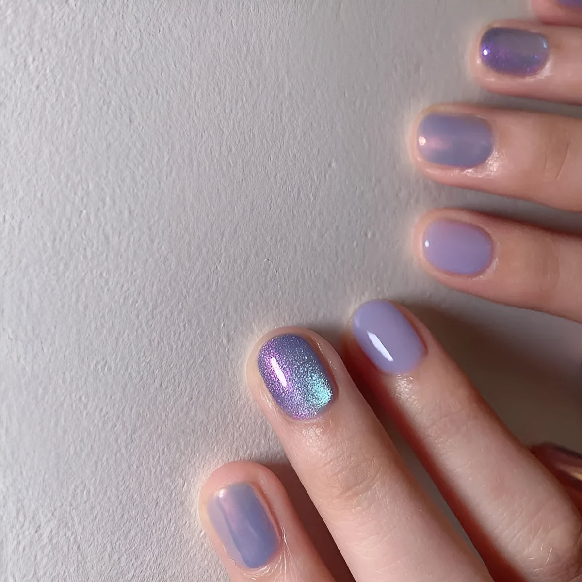 Short fake nails in bright starry sky pattern, 24-piece set with glue, aurora armour style for ladies.