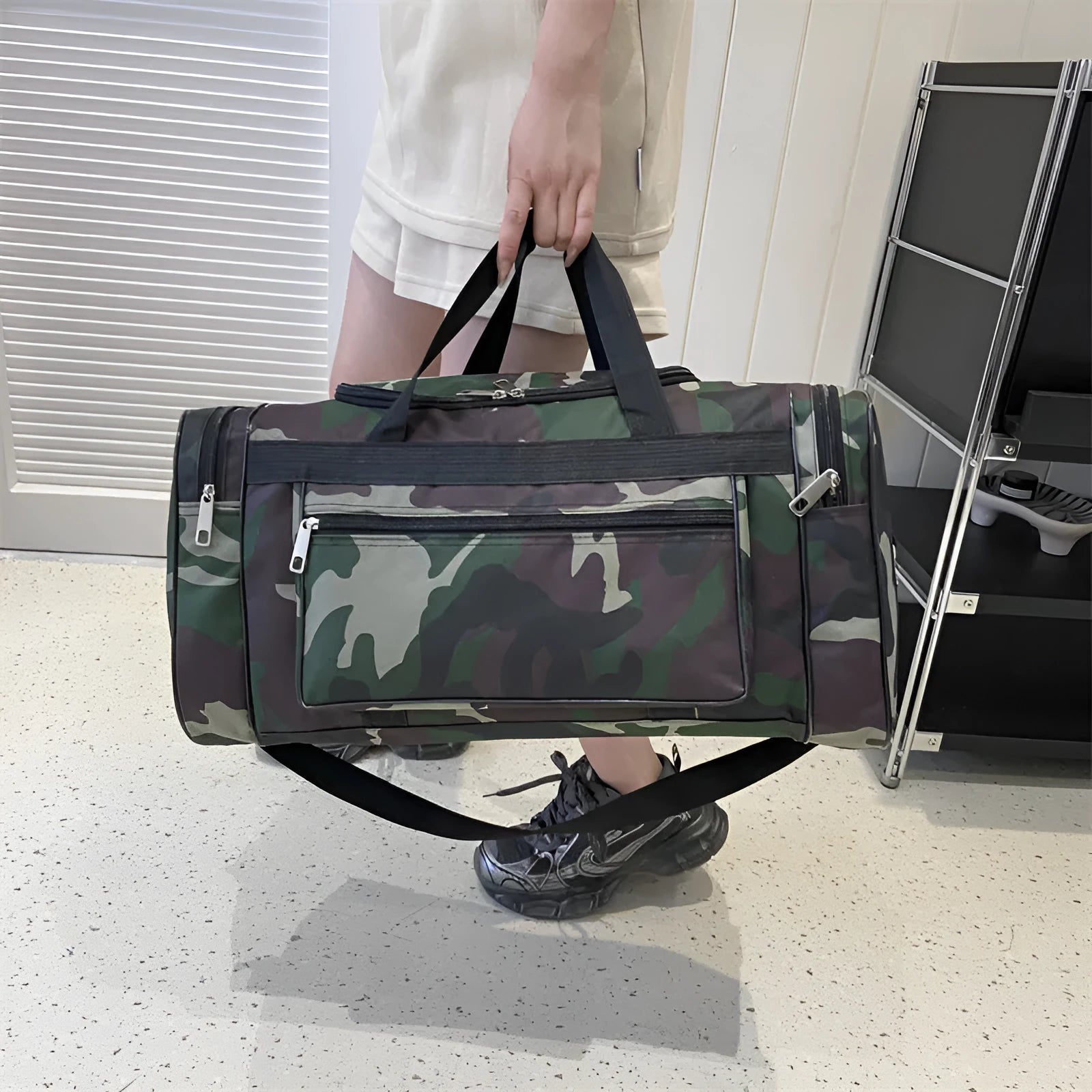 Camouflage waterproof luggage bag with 20L capacity and striped polyester lining