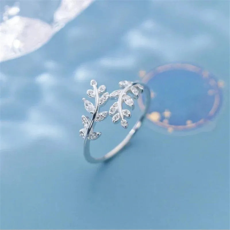 Leaf-shaped copper fashion ring with electroplated gold or silver finish for women