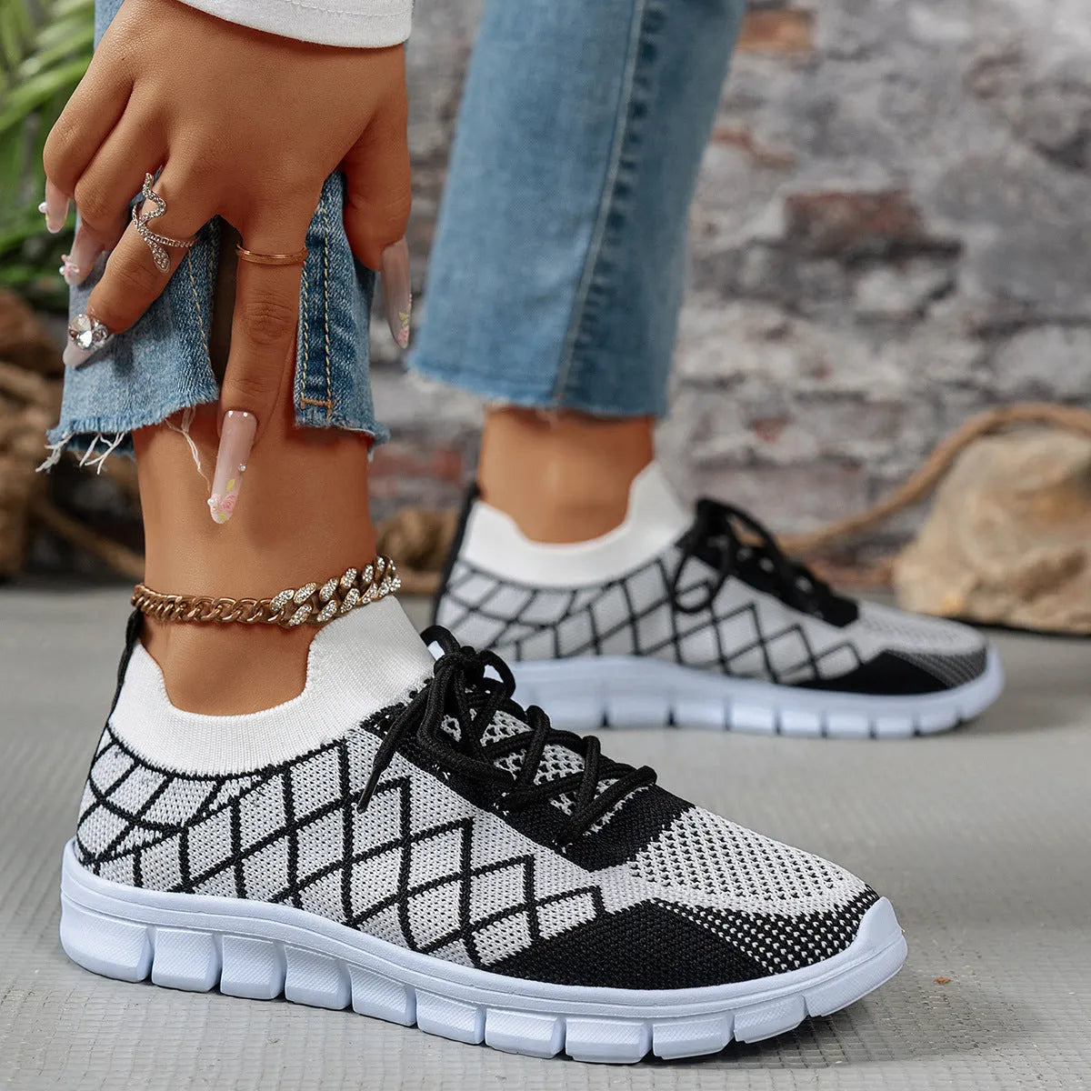 Colourblock plaid flyknit sneakers with mesh upper, lace-up closure, round toe, flat heel, women's casual walking shoes