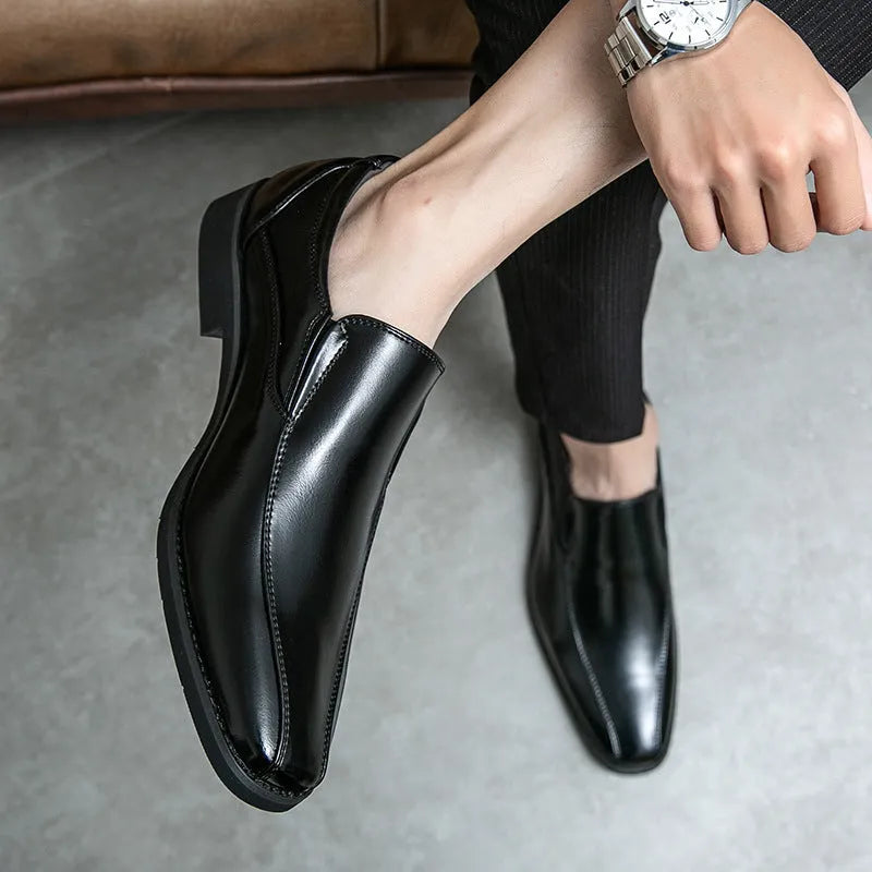 Men's black pointed toe patent leather casual shoes with flat rubber sole